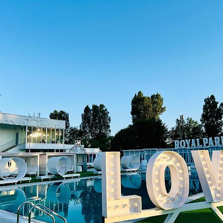 Royal Park Complex Hotel Bascov Exterior photo