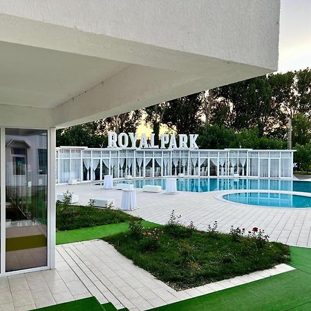 Royal Park Complex Hotel Bascov Exterior photo