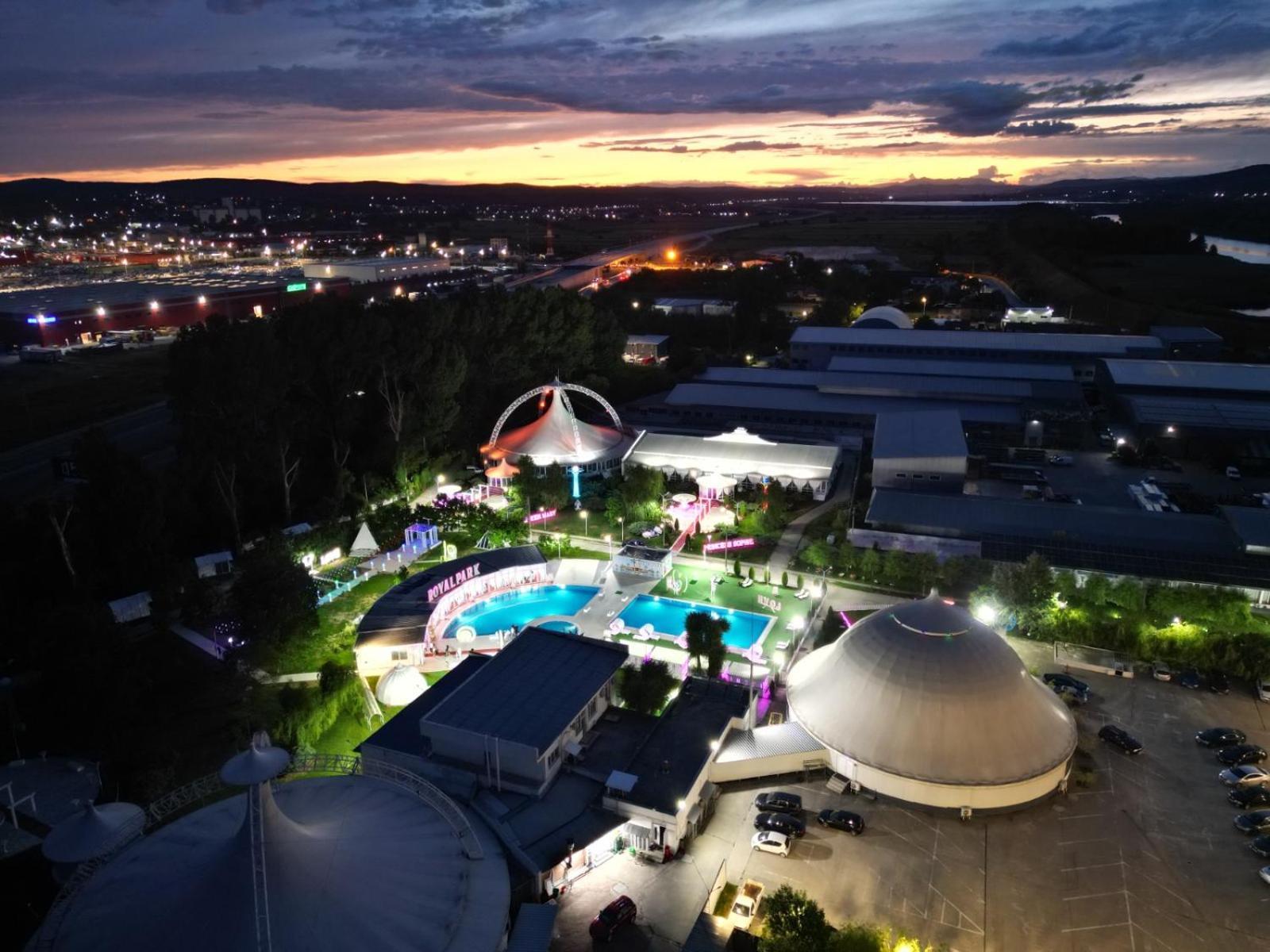 Royal Park Complex Hotel Bascov Exterior photo