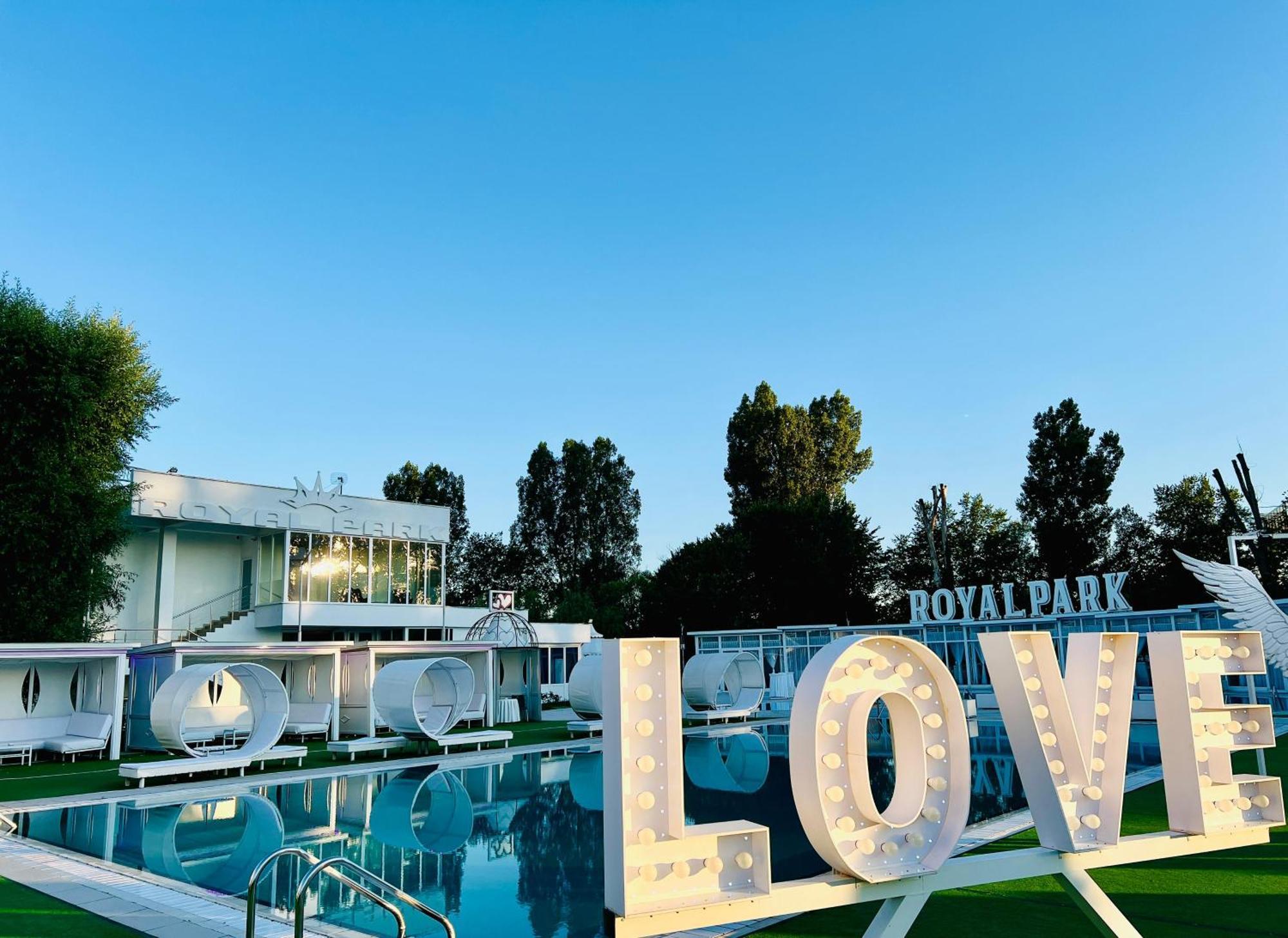 Royal Park Complex Hotel Bascov Exterior photo