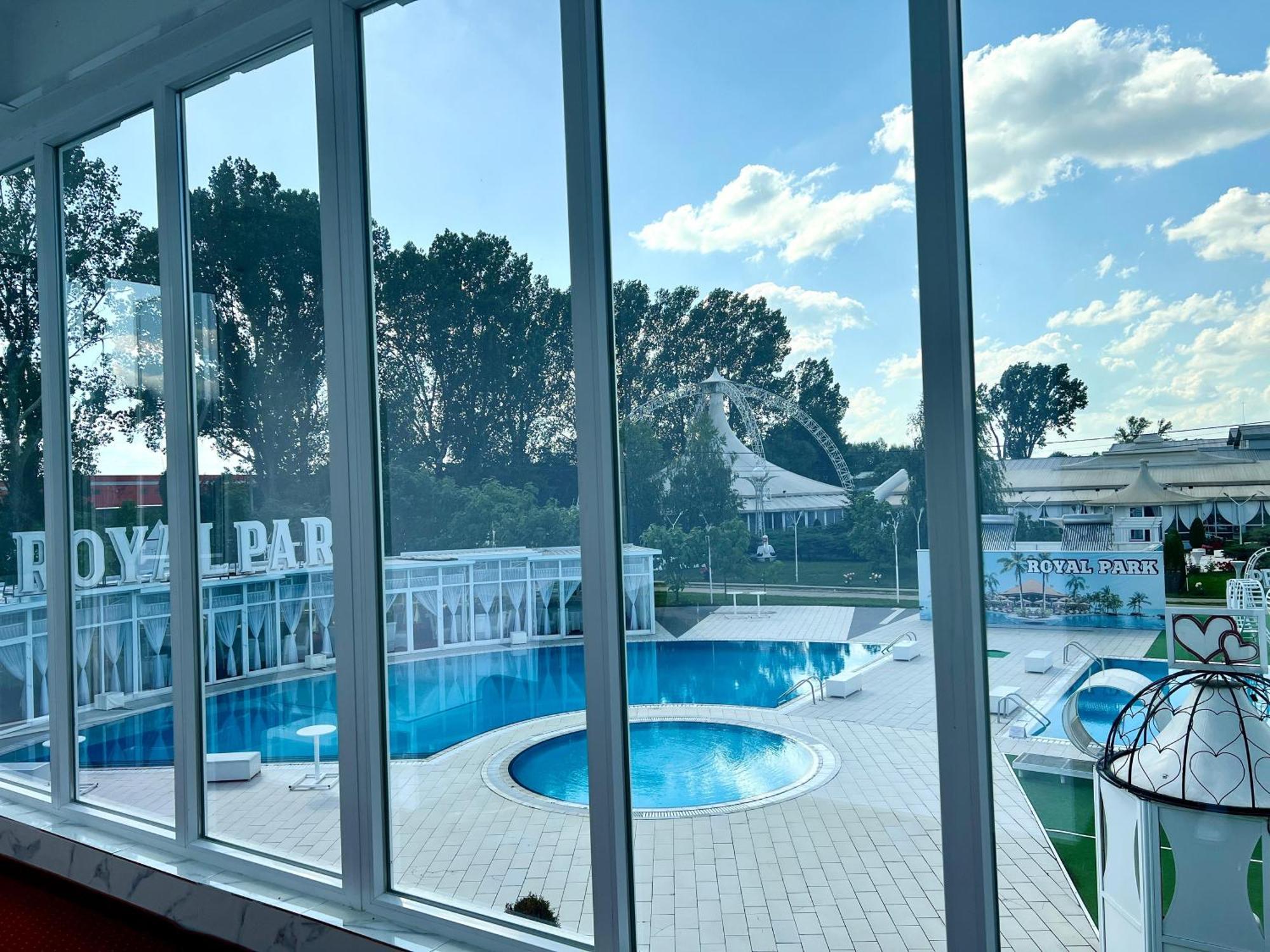 Royal Park Complex Hotel Bascov Exterior photo