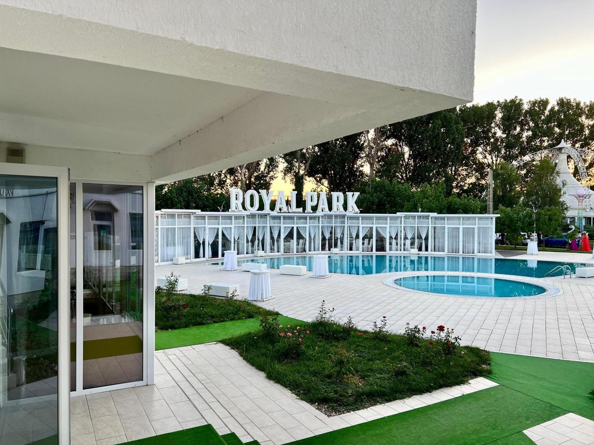 Royal Park Complex Hotel Bascov Exterior photo