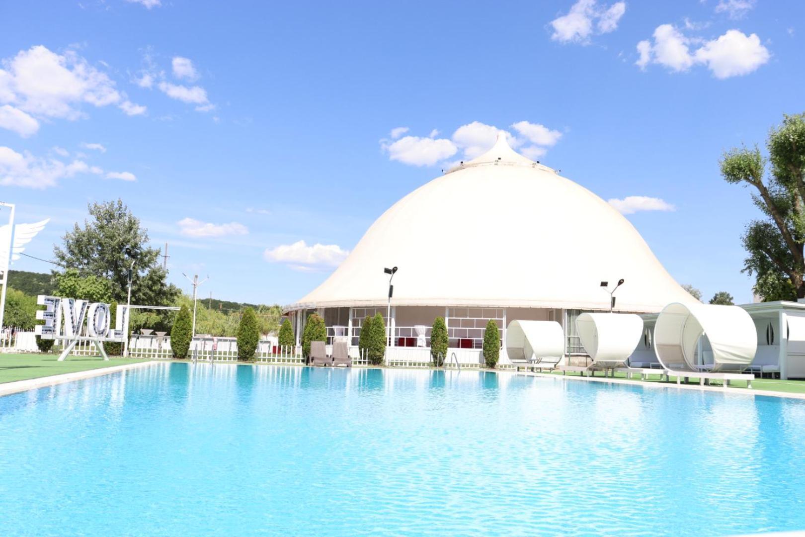 Royal Park Complex Hotel Bascov Exterior photo